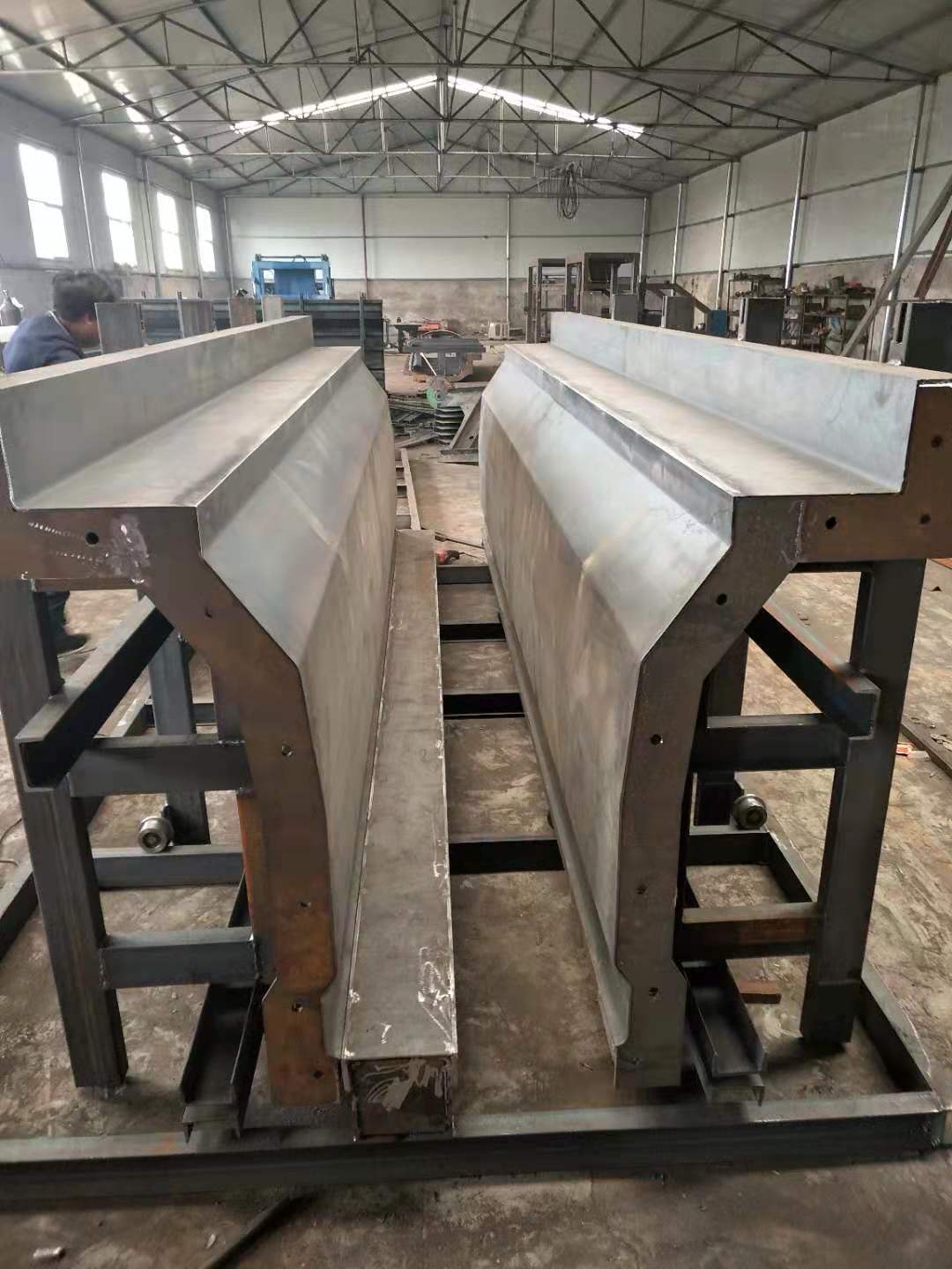 1590980284754605.jpg 高速隔離墩模具2.jpg